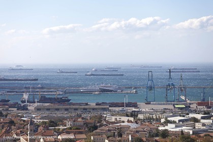 25 10 2010 - Marseille (FRA,13) - Navires au mouillage en raison d'un grève du personnel portuaire