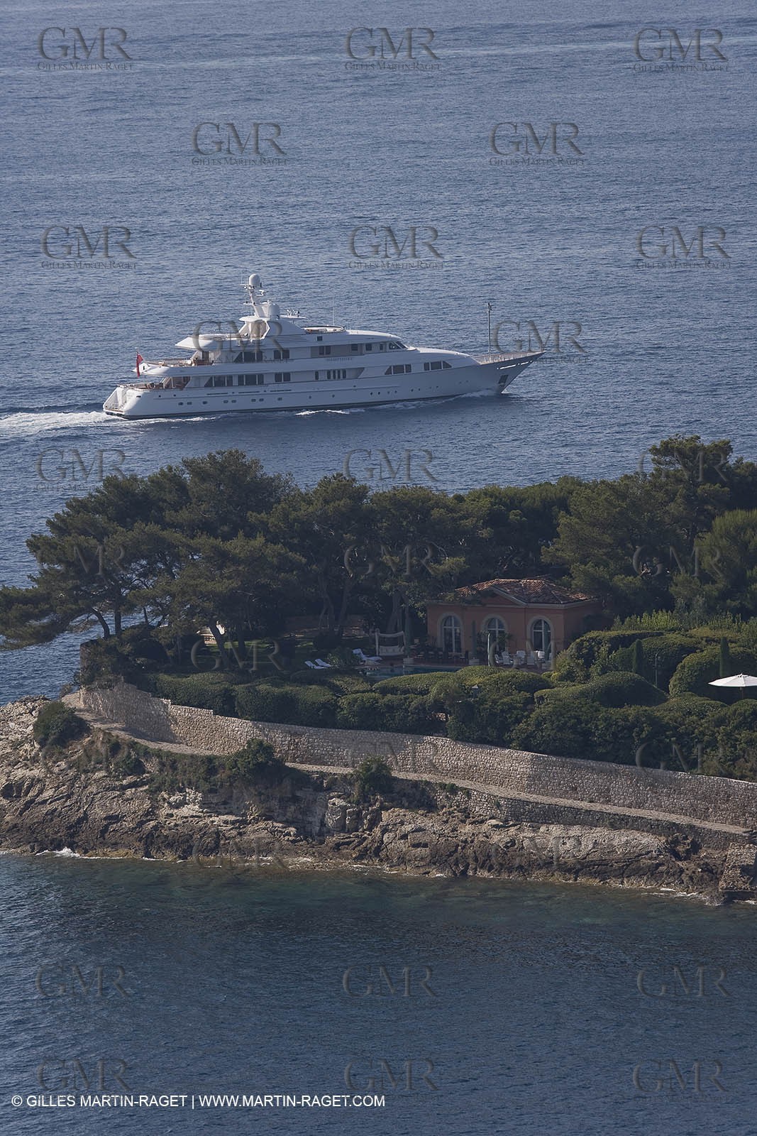 28 07 2007 - St Jean Cap Ferrat - SuperYachts - Motor Yachts - Hampshire