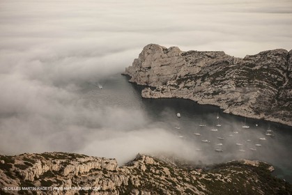 18 07 2012 - Marseille  (FRA ) - Les Calanques -  Phénomène d'entrées maritimes - La Nèble (brume, en provençal) - Calanque de Sormiou