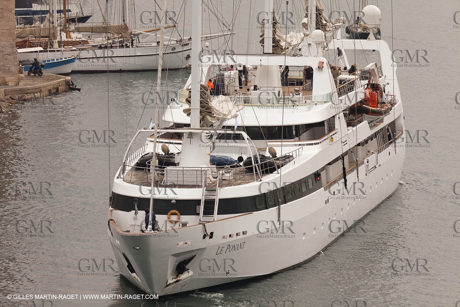 23 10 2010 - Marseille (FRA,13) - Le Ponant - Arrival in Marseille and entrance in the historical port