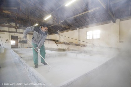 01 02 2007 - Salon de Provence - Fabrication traditionelle du savon de Marseille aux savonneries Marius Fabre - Préparation des bacs avec du talc**01 02 2007 - Salon de Provence - Traditional soap of Marseille making at Marius Fabre soap maker - Tank preparation with talc