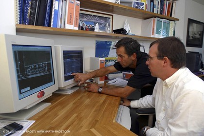 Vannes - Chantier Multiplast - Bruno Peyron et Yan Penfornis dessinent Orange II