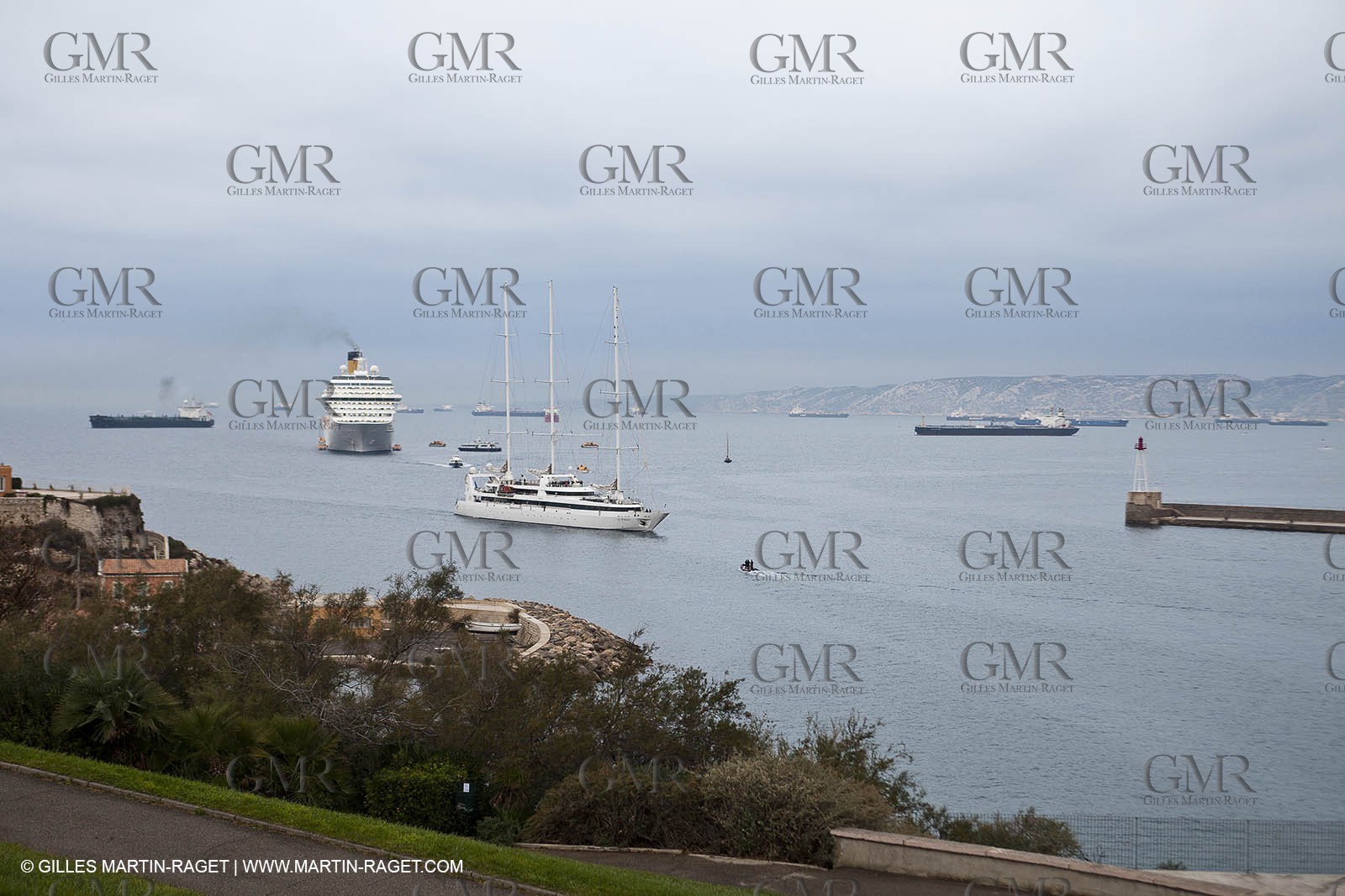 23 10 2010 - Marseille (FRA,13) - Le Ponant - Arrival in Marseille and entrance in the historical port