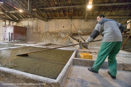 01 02 2007 - Salon de Provence - Fabrication traditionelle du savon de Marseille aux savonneries Marius Fabre - surfaçage au drapeau**01 02 2007 - Salon de Provence - Traditional soap of Marseille making at Marius Fabre soap maker - Surface equalization with the flag