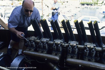 Bateaux à moteur, canots d'époque, Construction de la répolique de Sagitta au chantier Trapani (Cassis, FRA,13)