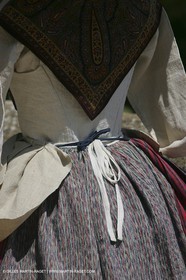 Mai 2004 - La Tour d'Aigues (FRA, 84) Costumes anciens pour l'exposition Femmes du Midi
