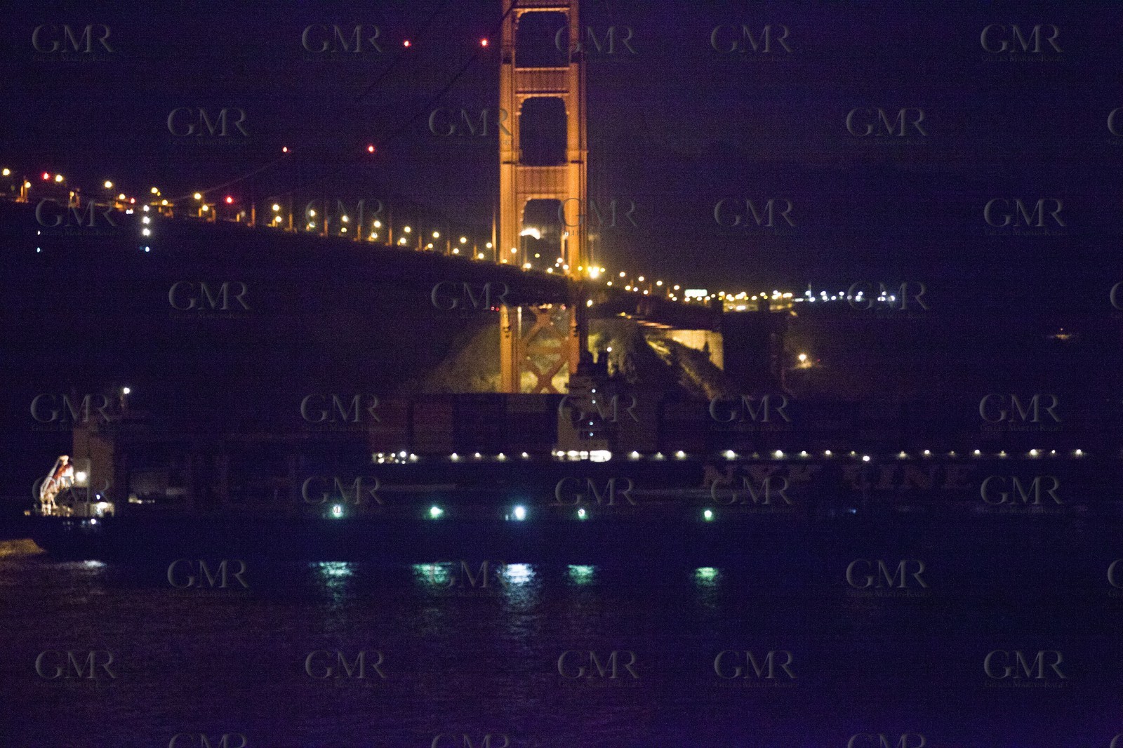 28 02 2011 - San Francisco (USA, CA) - USA 17 arrival in San Francisco - Star Isfjord passing under Golden Gate Bridge