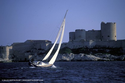 Crusing monohull sailing