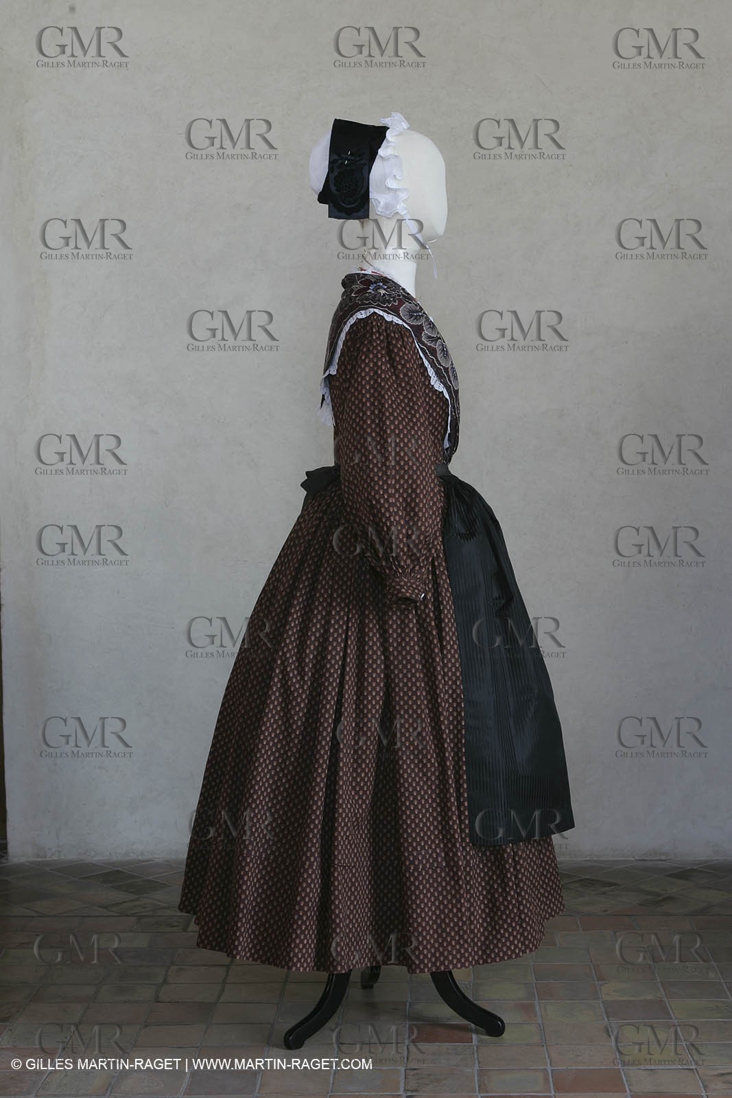 May 2004 - La Tour d'Aigues (FRA, 84) - Old costumes for women of the South exhibition