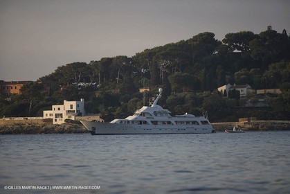 28 07 2007 - St Jean Cap Ferrat - SuperYachts - Motor Yachts - Hampshire