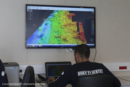 11 09 2014 - la Ciotat (FRA,13) - onboar Al Azzizi, oceanographic research ship buit by H2X boat yard, measure devices manipuation