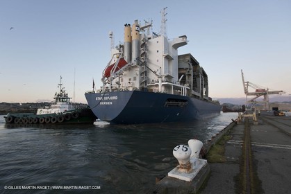 01 03 2011 - San Frnacisco (USA,CA) - Operations portuaires - détails de navires - déchargement de navire - containers