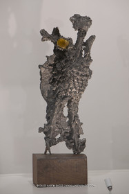 30 10 2023, Montpellier (FRA), oeuvre de Germaine Richier, Exposition Centre Pompidou - Musée Fabre 2023, Plomb avec verre de couleur n° 1 1952, Plomb et verre jaune, Pièce unique, 46 x 15,8 x 10 cm, courtesy Alice & Tom Tisch, New-York