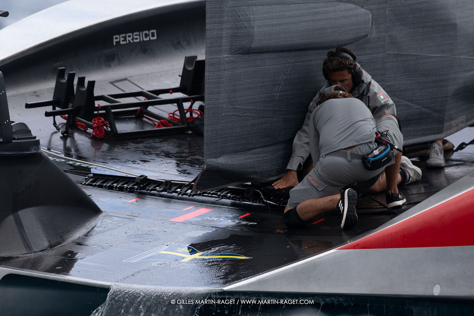 18 09 2024, Barcelona (ESP), 37th America's Cup, Deli-finale Louis Vuitotn Cup, Race Day 4, les techiciens de Luna Rossa Prada Pirelli isnpectent l'avarie