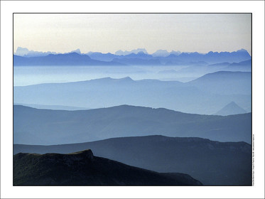 Produit : Tirage photo réalisé par nos soins sur imprimante jet d'encre professionnelle Epson à partir de 8 encres ultrachrome inaltérables (label Digigraphie).Formats au choix : . 30x40 cm. 50x70 cm. 80x120 cm.Choix des papiers :. Papier standard brillant 250 gr., filet noir, marge blanche, tirage non signé. Papier haut de gamme satiné 290 gr. filet noir, marge blanche, tirage vérifié et signé par l'auteur.. Autres supports (canvas, acrylique, dibond) sur demandeConditionnement : tube cylindrique renforcé.Options pour l'expédition : . colissimo + dépôt boîte aux lettres (France uniquement). Colissimo avec signature à réception. Transporteur express (2 jours ouvrés) avec signature à réceptionCliquez sur caddie pour sélectionner votre formule et démarrer la procédure de commande en ligne