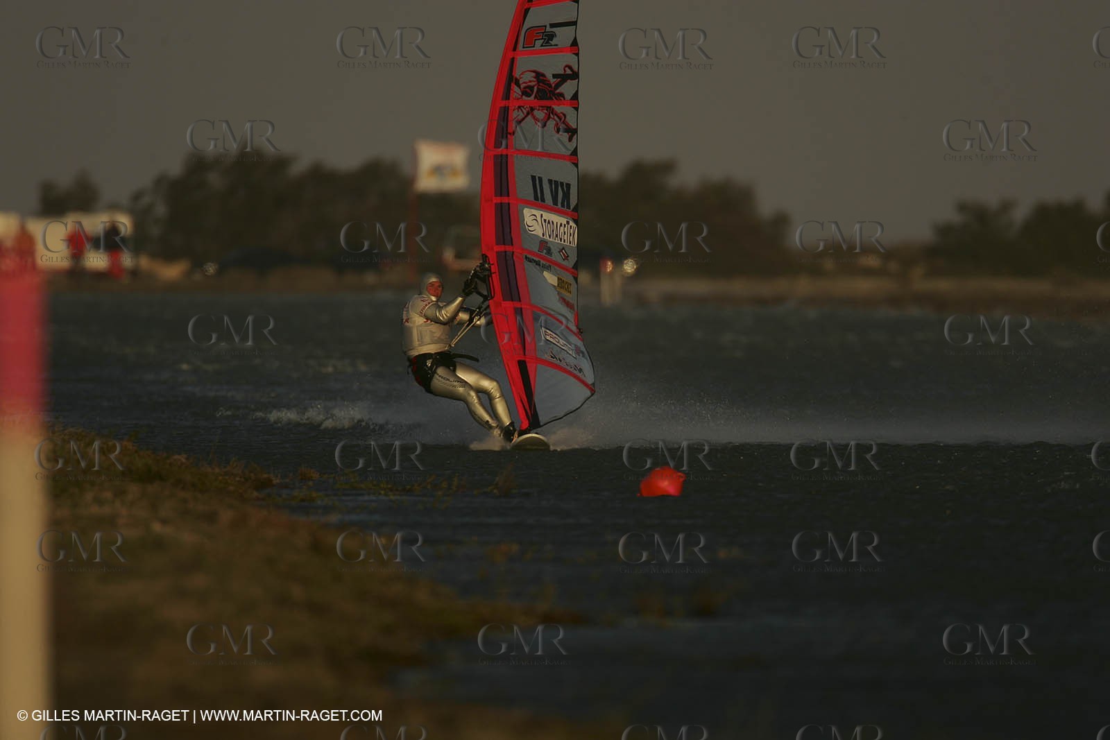 13 11 2004 - Les Saintes Maries de la mer (France) - Irish sailboarder Finian Maynard beat the overall sailing speed record with a run at 46,82 knts.