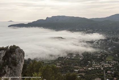 18 07 2012 - Cassis (FRA ) - Les Calanques -  Phénomène d'entrées maritimes - La Nèble (brume, en provençal)