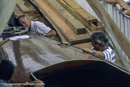 Bateaux à moteur, canots d'époque, Construction de la répolique de Sagitta au chantier Trapani (Cassis, FRA,13)