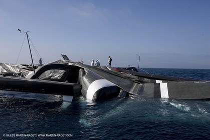 03 11 2009 - San Diego (USA, CA) - 33rd America's Cup - BMW ORACLE Racing - - BOR 90 dismasts when Trialing off San Diego