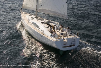 Crusing monohull sailing