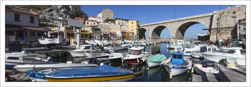 Produit : Tirage photo réalisé par nos soins sur imprimante jet d'encre professionnelle Epson à partir de 8 encres ultrachrome inaltérables (label Digigraphie).Formats au choix :. 20 x 60 cm. 33 x 95 cm- 52 x 150 cmChoix des papiers :. Papier standard brillant 250 gr., filet noir, marge blanche, tirage non signé. Papier haut de gamme satiné 290 gr. filet noir, marge blanche, tirage vérifié et signé par l'auteur.. Autres supports (canvas, acrylique, dibond) sur demandeConditionnement : tube cylindrique renforcé.Options pour l'expédition : . colissimo + dépôt boîte aux lettres (France uniquement). Colissimo avec signature à réception. Transporteur express (2 jours ouvrés) avec signature à réceptionCliquez sur caddie pour sélectionner votre formule et démarrer la procédure de commande en ligne