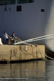 Monde maritime, opérations porturaires, ports, manoeuvres, marine world, harbour operations, maritime shipping,