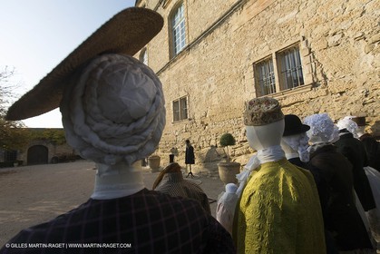 31 10 2013 - Ansouis (FRA,84) - Chateau d'Ansouis - Costumes de l'exposition Habits d'hommes