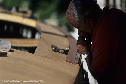 Bateaux à moteur, canots d'époque, Construction de la répolique de Sagitta au chantier Trapani (Cassis, FRA,13)