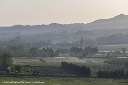 21 04 2018, Bonnieux (FRA,84), Pont Julien et environs