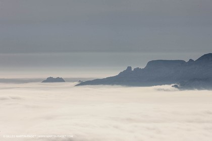 18 07 2012 - Marseille  (FRA ) - Les Calanques -  Phénomène d'entrées maritimes - La Nèble (brume, en provençal)