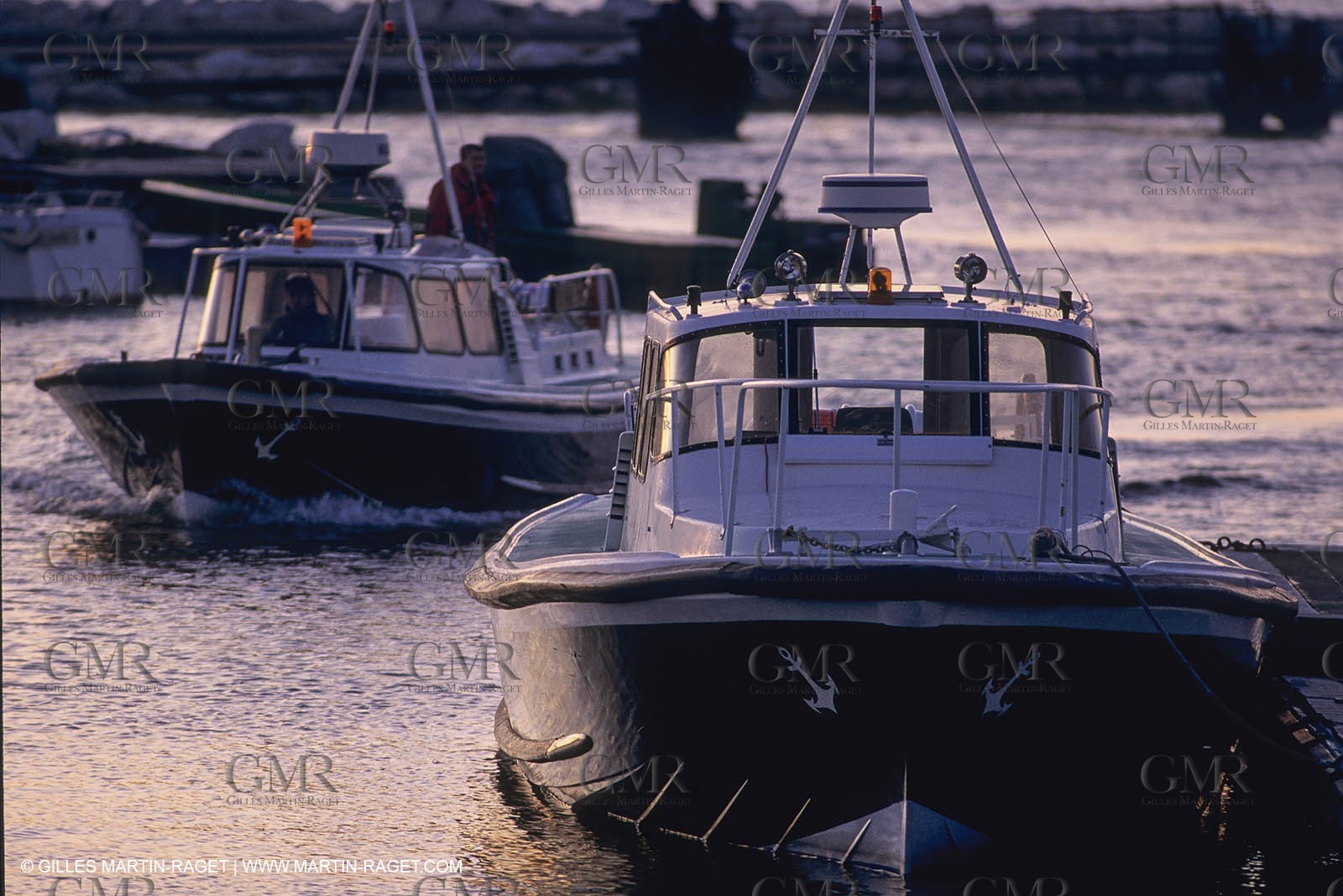 Monde maritime, opérations porturaires, ports, manoeuvres, marine world, harbour operations, maritime shipping,