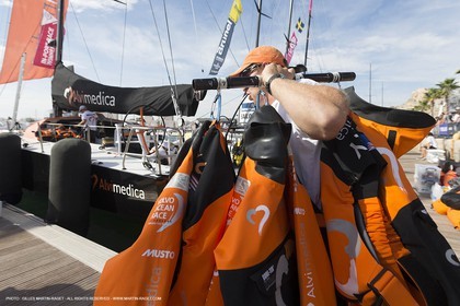 10 10 2014, Alicante (ESP), Volvo Ocean Race 2014-15, Team Alvimedica, final loading