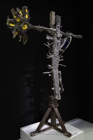 28 02 2023, Paris (FRA), oeuvre de Germaine Richier, Exposition Centre Pompidou - Musée Fabre 2023,  La Croix avec verres de couleurs 1953, Plomb avec verres colorés jaune et bleu, Pièce unique, 210 x 161,5 x 75 cm, Collection famille Germain Richier