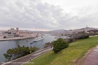 23 10 2010 - Marseille (FRA,13) - Le Ponant - Arrival in Marseille and entrance in the historical port