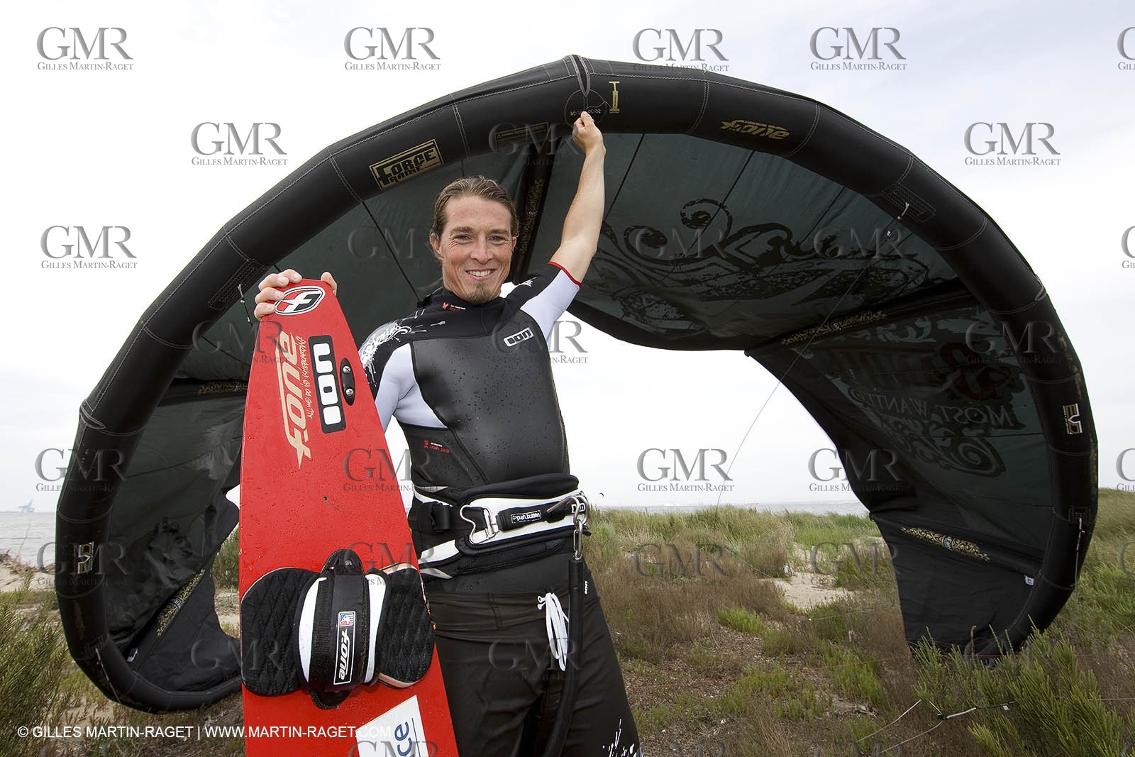 08 05 2008 - Port Saint Louis du Rhône (FRA, 13) - kite surfer Alexandre Caizergues training
