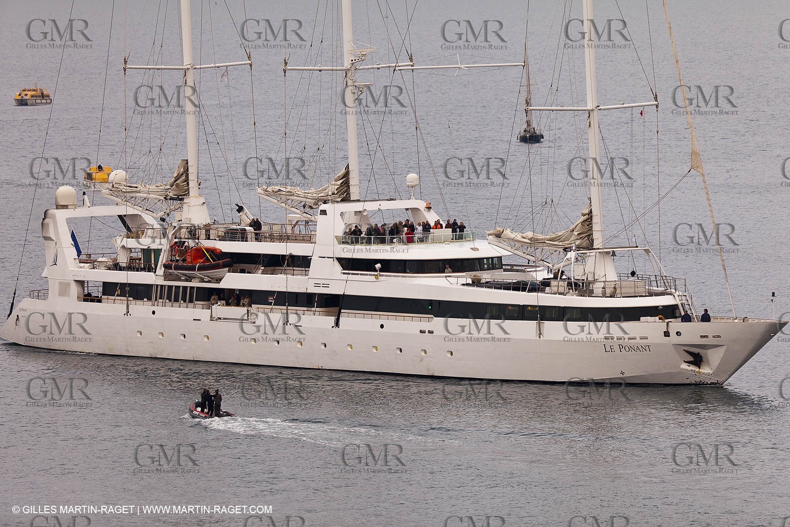 23 10 2010 - Marseille (FRA,13) - Le Ponant - Arrival in Marseille and entrance in the historical port