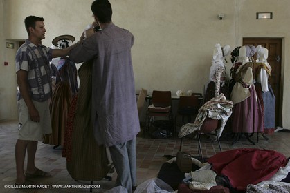 Mai 2004 - La Tour d'Aigues (FRA, 84) Costumes anciens pour l'exposition Femmes du Midi