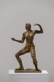 02 05 2023, Paris (FRA), oeuvre de Germaine Richier, Exposition Centre Pompidou 2023,  L'Escrimeuse (sans masque), 1943, bronze patiné foncé, Fondeur :  M. Pastori, Genève, 100 x 67 x 36 cm, Kunsthaus Zürich, Collection Dr. H.E. Mayenfisch, 1946