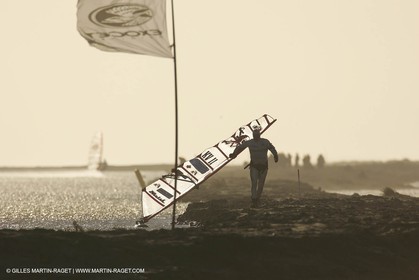 13 11 2004 - Les Saintes Maries de la mer (France) - Irish sailboarder Finian Maynard beat the overall sailing speed record with a run at 46,82 knts.