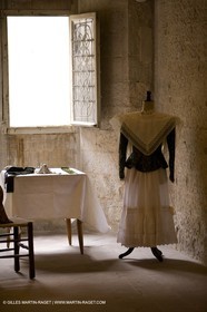 04 03 2007 - Arles - Queen of Arles and her assistants - winter costume trials