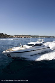 06 09 2007 - Saint Tropez (FRA, 83) - Superyachts - Motoryachts - Mangusta 92 Triple Fun à Saint Tropez - Au mouillage devant le Club 55 à la plage de Pampelonne