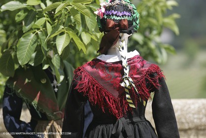 Mai 2004 - La Tour d'Aigues (FRA, 84) Costumes anciens pour l'exposition Femmes du Midi