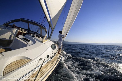 Crusing monohull sailing