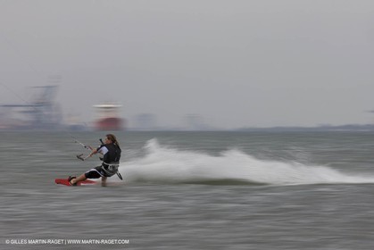 08 05 2008 - Port Saint Louis du Rhône (FRA, 13) - kite surfer Alexandre Caizergues training