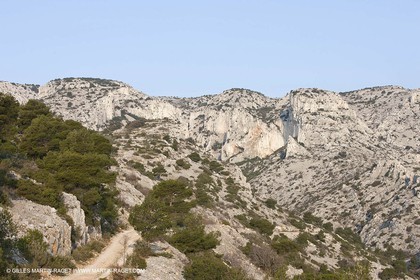 20 03 2009 - Marseille (FRA, 13) - Les Calanques - Crêtes de l'Estret - A d. : Vallon des rampes et Cirque des Pételins, àg. : Vallon de la réserve