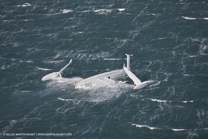 21 12 2008 - Port Saint Louis du Rhône (FRA, 13) - L'Hydroptère peu après son chavirage survenu lors d'une tentative contre le record de vitesse absolu à la voile