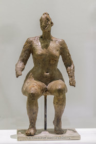 02 05 2023, Paris (FRA), oeuvre de Germaine Richier, Exposition Centre Pompidou 2023,  Femme Assise 1944, plâtre original patiné, 49 x 25 x 28,5 cm, Collection particulière