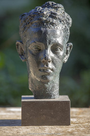 17 04 2022, St Rémy de Provence (FRA,13), Oeuvre de Germaine Richier, Buste n° 2, Rémi Coutin enfant, 1927-1928, Bronze patiné foncé, éreuve d'exposition, 31 x 20 x 21 cm, collection Famille Germaine Richier