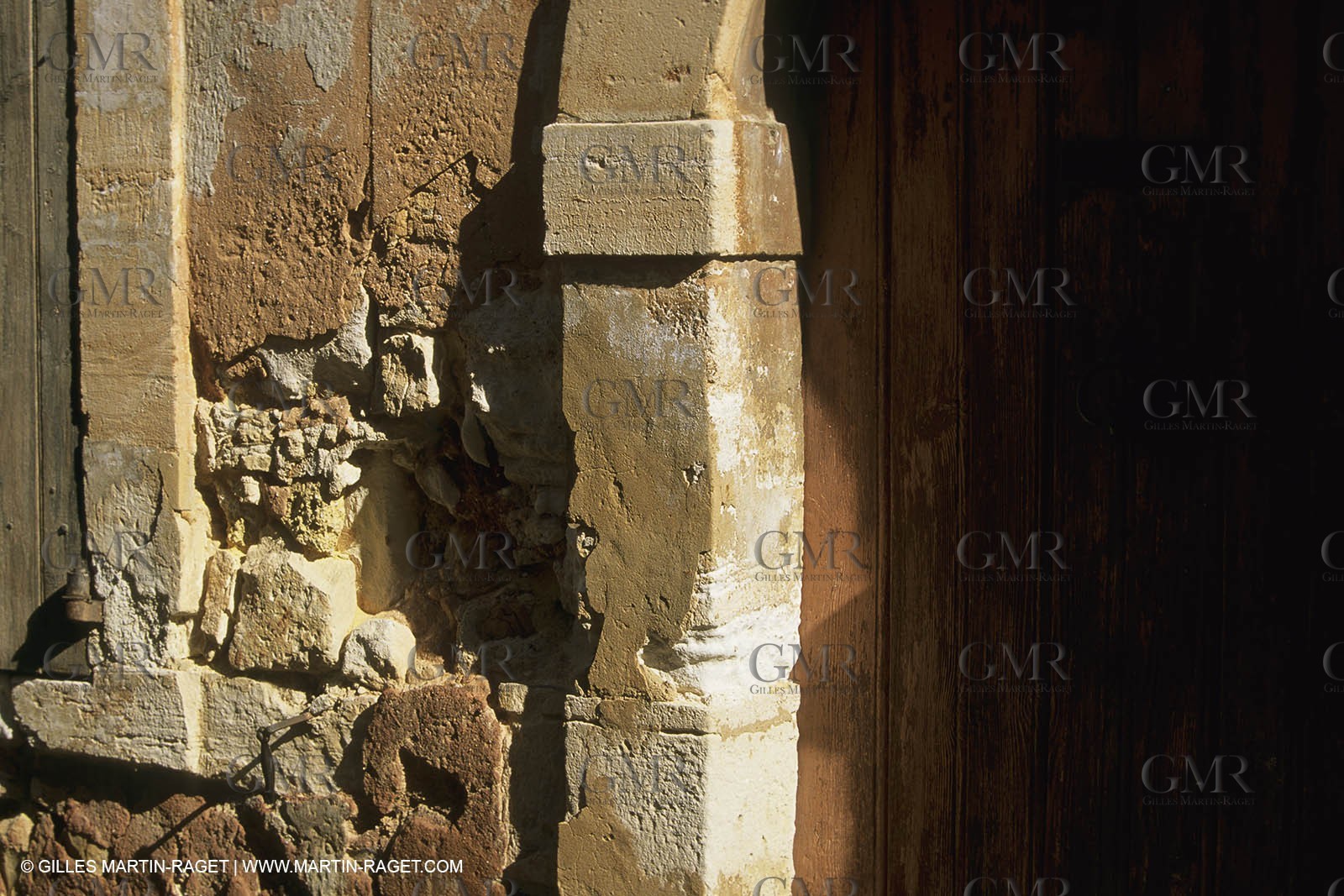 France, Provence, Villages du Luberon, détails, vieilles pierres, portes, toitures