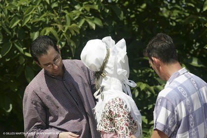Mai 2004 - La Tour d'Aigues (FRA, 84) Costumes anciens pour l'exposition Femmes du Midi